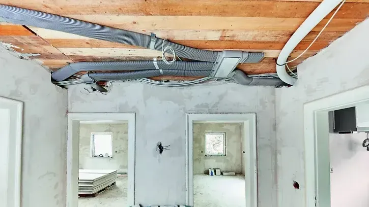 Bei der Installation der Lüftungssysteme wurden die Lüftungsrohre über der abgehängten Decke verlegt. Vom Abstellraum aus verlaufen sie in die übrigen Räume. Formteile, wie der Verteiler flat 51 zur Verteilung der Luftmengen auf die einzelnen Rohrleitungen, erleichtern die Verlegung und sparen Zeit bei der Montage.
