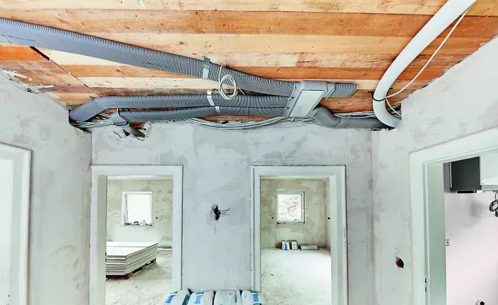 Bei der Installation der Lüftungssysteme wurden die Lüftungsrohre über der abgehängten Decke verlegt. Vom Abstellraum aus verlaufen sie in die übrigen Räume. Formteile, wie der Verteiler flat 51 zur Verteilung der Luftmengen auf die einzelnen Rohrleitungen, erleichtern die Verlegung und sparen Zeit bei der Montage.