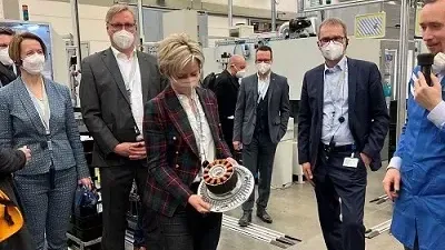 Baden-Württembergs Wirtschaftsministerin Hoffmeister-Kraut bekommt einen Einblick in die Produktion des Ventilatoren-Herstellers ebm-papst in dessen Fertigung in Hollenbach.