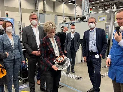 Baden-Württembergs Wirtschaftsministerin Hoffmeister-Kraut bekommt einen Einblick in die Produktion des Ventilatoren-Herstellers ebm-papst in dessen Fertigung in Hollenbach.