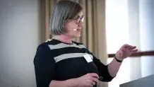Professorin Dr. Petra Gastmeier, Direktorin des Instituts für Hygiene und Umweltmedizin der Berliner Charité, berichtete über Entwicklungen und Erkenntnisse aus der aktuellen Pandemiesituation für den Krankenhaussektor.