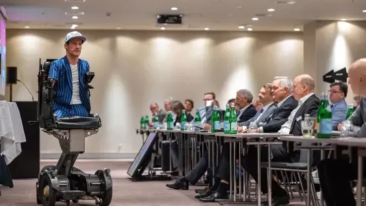 Wie uns Technologie heute und in Zukunft stärker macht, vermittelte Keynote Speaker Janis McDavid.