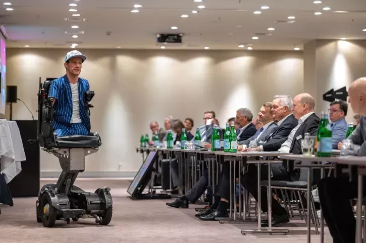 Wie uns Technologie heute und in Zukunft stärker macht, vermittelte Keynote Speaker Janis McDavid.