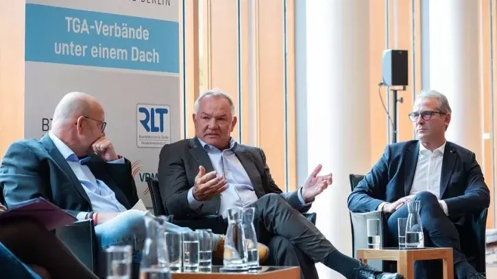 Jan Opländer (Mitte) forderte eine schnelle Verankerung der Raumklimaqualität im Gebäudeenergiegesetz.