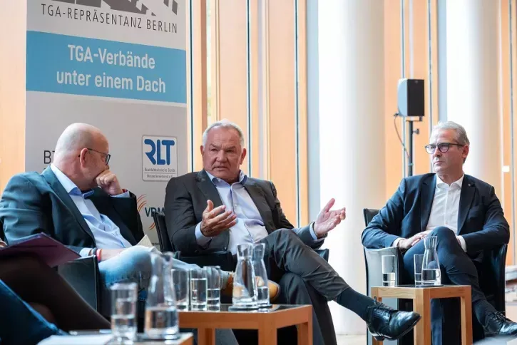 Jan Opländer (Mitte) forderte eine schnelle Verankerung der Raumklimaqualität im Gebäudeenergiegesetz.