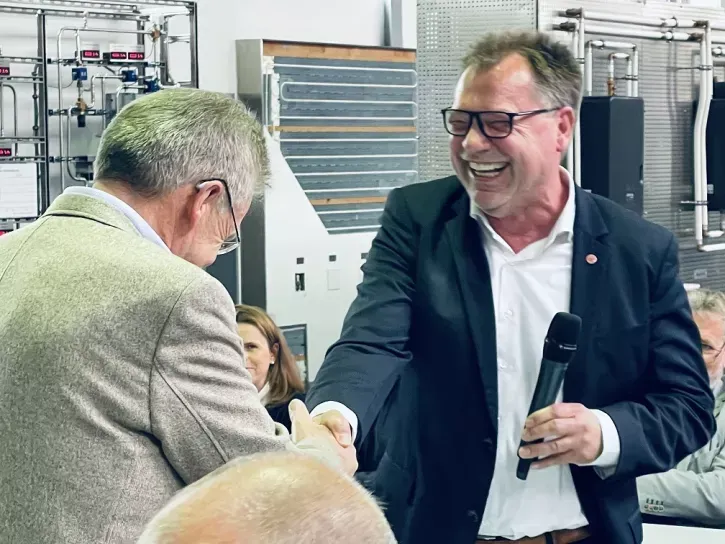 Ulrich Stahl und Axel Grimm bedanken sich bei Eckard Cramme für die langjährige und hervorragende Zusammenarbeit.