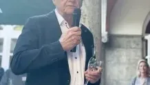 Ulrich Stahl begrüßt die Teilnehmer am Get-together unter den Arkaden des DOLCE Bad Nauheim.