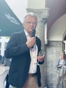 Ulrich Stahl begrüßt die Teilnehmer am Get-together unter den Arkaden des DOLCE Bad Nauheim.