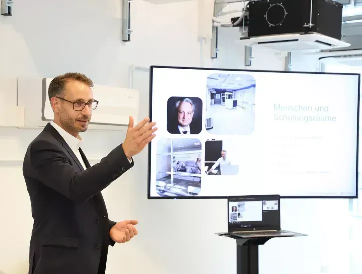 Leiter des Schulungszentrums Christian Junk während seiner Eröffnungsrede in Heusenstamm.