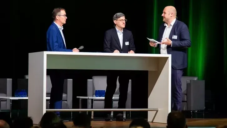 Die beiden Gastgeber Jörg Schmidt, Vorstandsvorsitzender der Klimaschutz-Unternehmen, und Dr. Klaus Geißdörfer, Geschäftsführer der ebm-papst Gruppe, hoben bei ihrer Begrüßung die Bedeutung des betrieblichen Klimaschutzes für die Grüne Transformation hervor.