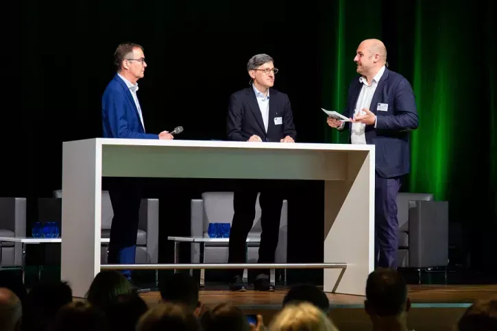 Die beiden Gastgeber Jörg Schmidt, Vorstandsvorsitzender der Klimaschutz-Unternehmen, und Dr. Klaus Geißdörfer, Geschäftsführer der ebm-papst Gruppe, hoben bei ihrer Begrüßung die Bedeutung des betrieblichen Klimaschutzes für die Grüne Transformation hervor.
