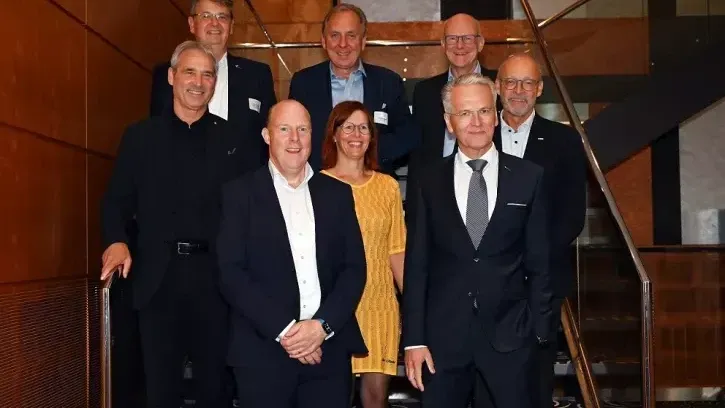 (Vordere Reihe, v. l.:) Udo Jung, Frank Ernst, Annett Wettig, Prof. Christoph Kaup, Gerhard Warnke; (obere Reihe, v. l.:) Rainer Feichtmeier, Bernhard Steppe, Prof. Ulrich Eser