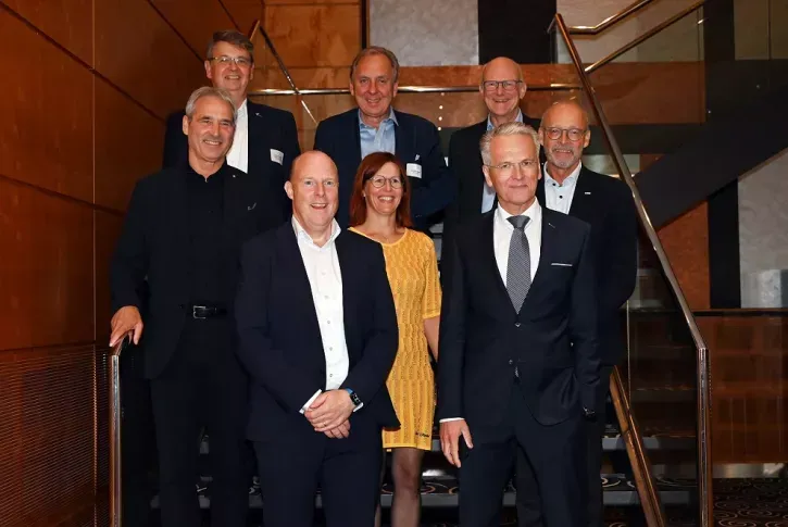 (Vordere Reihe, v. l.:) Udo Jung, Frank Ernst, Annett Wettig, Prof. Christoph Kaup, Gerhard Warnke; (obere Reihe, v. l.:) Rainer Feichtmeier, Bernhard Steppe, Prof. Ulrich Eser