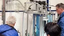 Während der Versuchsdurchführung gemäß Prüfnorm. Verdampftes Flüssighelium wird nicht in die Luft abgelassen, sondern über vereisende Rohrleitungen zur erneuten Verflüssigung aufgefangen.