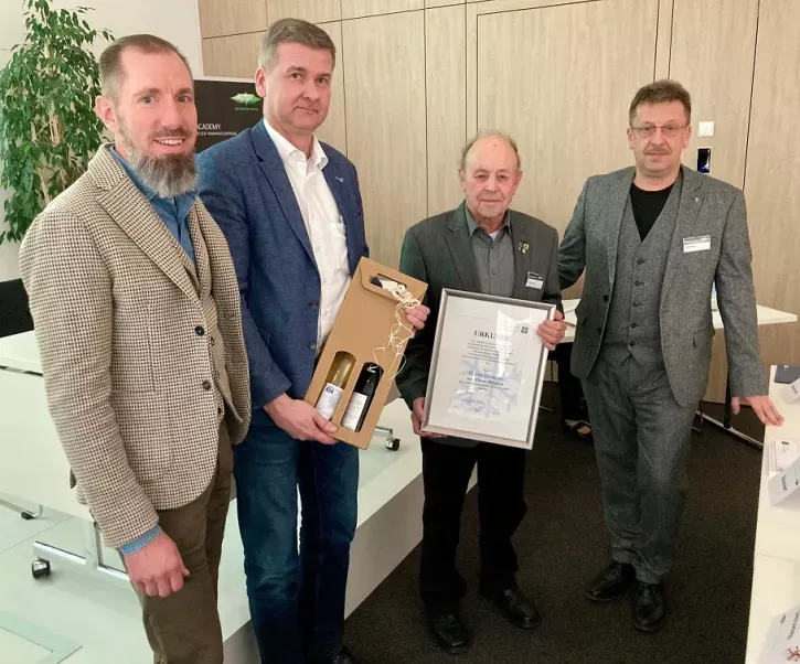Heinz Dongus wurde zum Ehrenmitglied der LIK ernannt. V.l.: Obermeister Markus Freund, LIK-Geschäftsführer Michael Gölz, Heinz Dongus, LIK-Geschäftsführer Jörg Peters