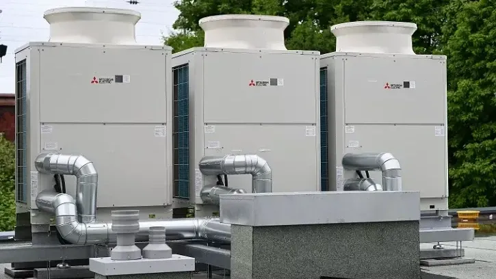 Eine Dreier-QAHV-Heißwasserwärmepumpen-Kaskade stellt auf Basis des natürlichen Kältemittels CO2 eine ebenso nachhaltige wie komfortable Trinkwarmwasserversorgung bei hohem Bedarf sicher.