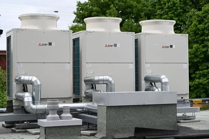 Eine Dreier-QAHV-Heißwasserwärmepumpen-Kaskade stellt auf Basis des natürlichen Kältemittels CO2 eine ebenso nachhaltige wie komfortable Trinkwarmwasserversorgung bei hohem Bedarf sicher.