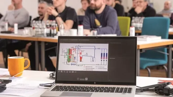 Mehr Können im Software-Bereich: Das Spezialtraining „Sicherer Umgang mit dem Maintenance-Tool“ macht erfahrene Mitarbeitende fit im Auslesen und Visualisieren umfangreicher Anlagen- und Systembetriebsdaten.