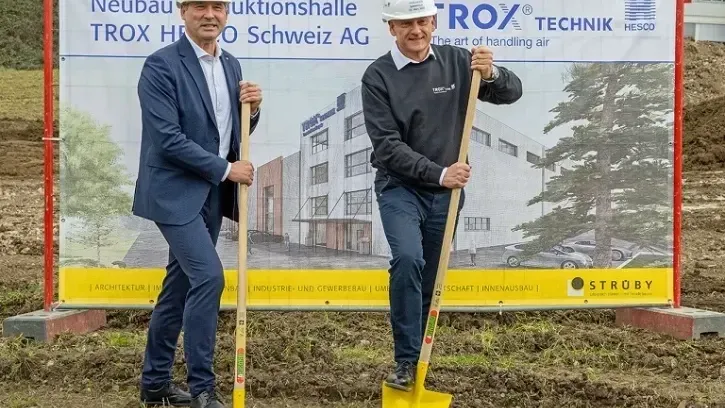 Spatenstich für den Neubau: Udo Jung, Geschäftsführer der TROX GROUP (links) und Dennis Hansen, Geschäftsführer der TROX HESCO Schweiz AG.