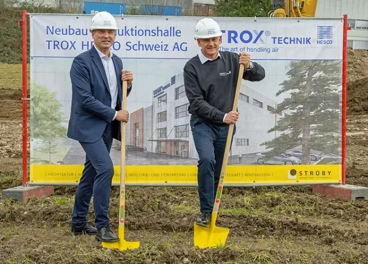 Spatenstich für den Neubau: Udo Jung, Geschäftsführer der TROX GROUP (links) und Dennis Hansen, Geschäftsführer der TROX HESCO Schweiz AG.
