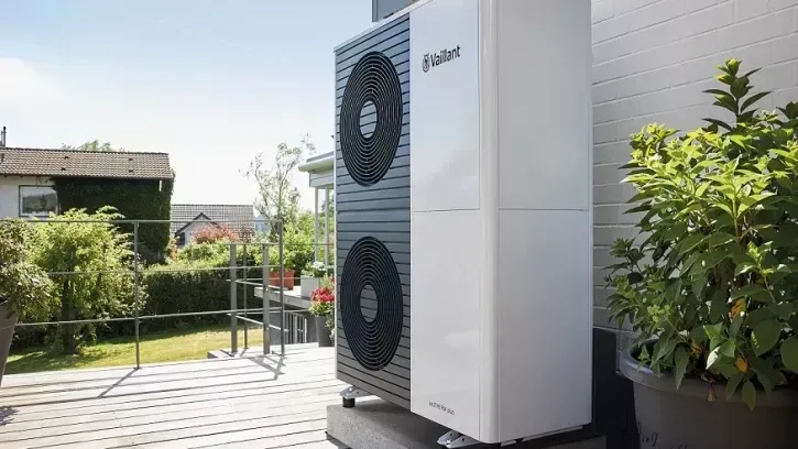 Außenansicht der Wärmepumpe „aroTHERM“ von Vaillant