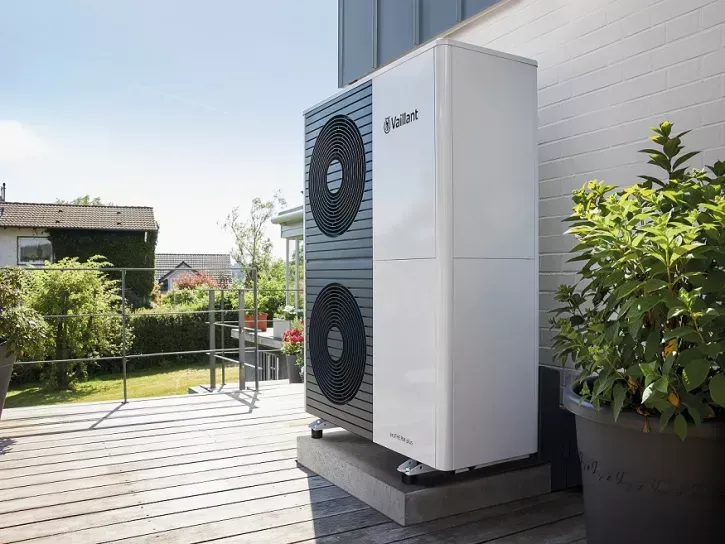 Außenansicht der Wärmepumpe „aroTHERM“ von Vaillant