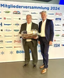 Norbert Hengstermann (r.) gratuliert dem alten und neuen VDKF-Präsident Karl-Heinz Thielmann zur Wiederwahl.
