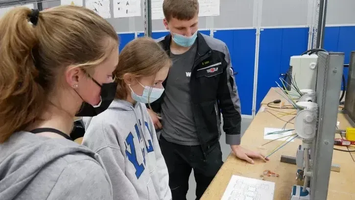 Metall, Elektro, Pneumatik und Produktdesign: An verschiedenen Stationen hatten die Schülerinnen Gelegenheit, selbst mit anzupacken.