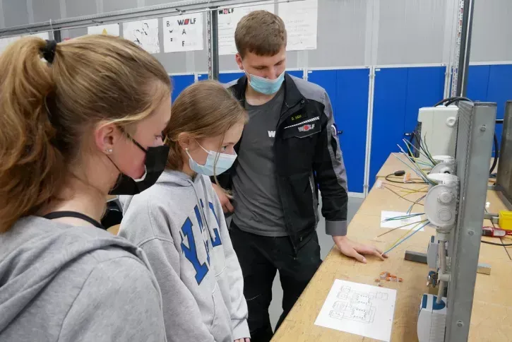 Metall, Elektro, Pneumatik und Produktdesign: An verschiedenen Stationen hatten die Schülerinnen Gelegenheit, selbst mit anzupacken.