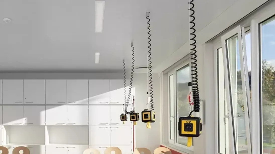 In Büros, Hotels, öffentlichen Gebäuden oder Gesundheits- und Bildungseinrichtungen bieten Zehnder Klimadecken eine platzsparende, flexible und optisch ansprechende Alternative zu herkömmlichen Heiz- und Kühllösungen – für ein behagliches, nachhaltiges und effizientes Raumklima.