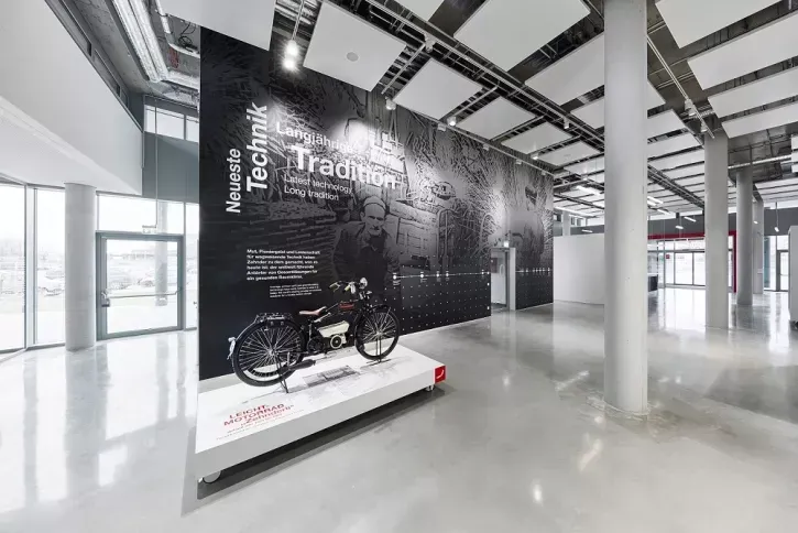 Im Markenerlebnisraum erfahren Besuchende alles über das historische Erbe der Firma Zehnder. Das „Zehnderli“, ein Leichtmotorrad, für das Zehnder zuerst in der Schweiz bekannt wurde, noch bevor es überhaupt um Heizkörper ging, ist ein Sinnbild dafür, wie Zehnder stets die Zeichen der Zeit mit Innovation und gutem Handwerk beantwortet hat.