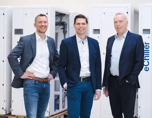 Neben Daniel Porzig (v.l.) bilden Georg Dietrich als CEO und Thomas Bartmann als Leitung Vertrieb, Marketing & Service die Geschäftsleitung von Efficient Energy.