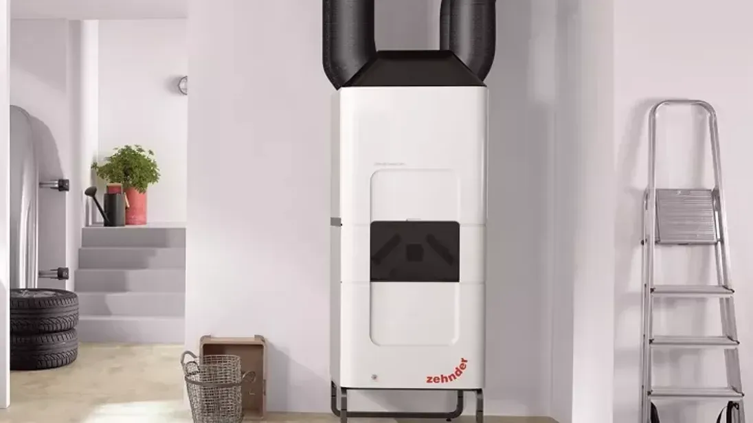 Ein Zehnder Innovations-Highlight auf der IFH/Intherm 2022: Das Lufttemperierungsgerät ComfoClime 36 heizt oder kühlt die Raumluft je nach Bedarf mithilfe der intelligenten Technik einer modulierenden Luft/Luft-Wärmepumpe.