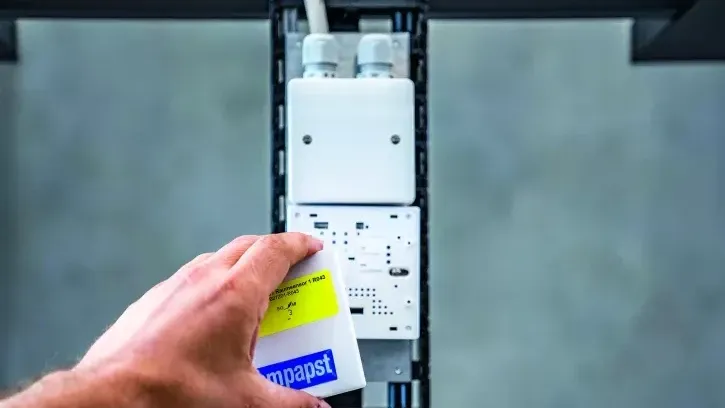Die zertifizierten Sensoren messen permanent die Luftqualität und schicken ihre Daten in die cloudbasierte Building Connect Plattform von ebm-papst, die diese weiterverarbeitet.
