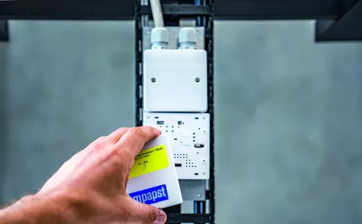 Die zertifizierten Sensoren messen permanent die Luftqualität und schicken ihre Daten in die cloudbasierte Building Connect Plattform von ebm-papst, die diese weiterverarbeitet.