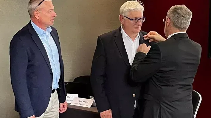 Jörg Dittrich, Präsident des Zentralverbands des Deutschen Handwerks (ZDH), heftet Wilfried Otto das Handwerkszeichen ans Revers.