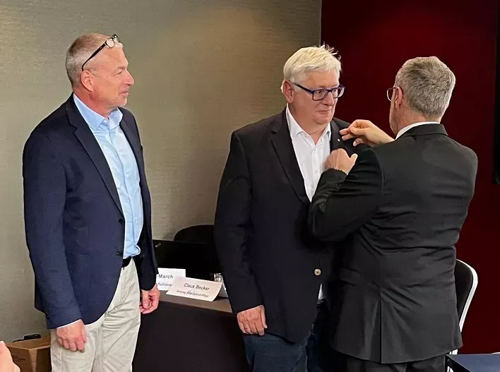 Jörg Dittrich, Präsident des Zentralverbands des Deutschen Handwerks (ZDH), heftet Wilfried Otto das Handwerkszeichen ans Revers.