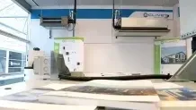 Blick in den großzügigen Schulungsraum mit voll funktionsfähigen Exponaten. Hier können Kunden und Mitarbeitende ihr Wissen und ihre Fertigkeiten direkt an den in Betrieb befindlichen Anlagen trainieren.