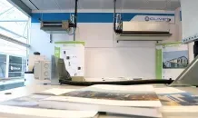Blick in den großzügigen Schulungsraum mit voll funktionsfähigen Exponaten. Hier können Kunden und Mitarbeitende ihr Wissen und ihre Fertigkeiten direkt an den in Betrieb befindlichen Anlagen trainieren.