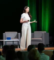 Die Zukunftsforscherin Prof. Dr. Anabel Ternès von Hattburg betonte in ihrer Key Note die Bedeutung einer neuen Denk- und Handlungsweise, um die Transformation zu bewältigen.