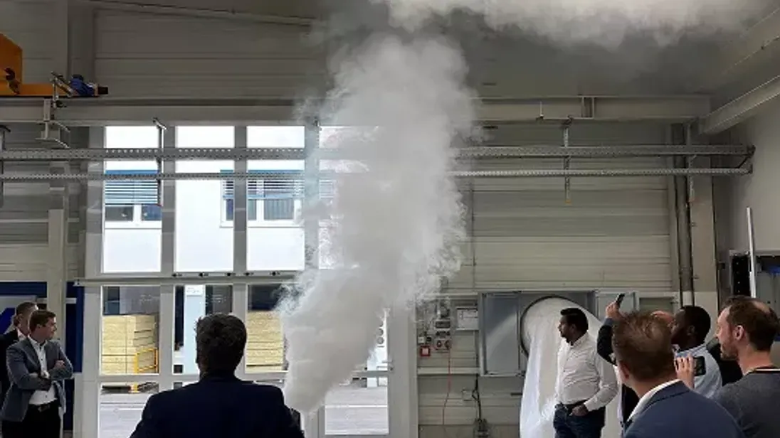 Bei einem Rundgang wurde die Wirkung eines Systems für die Entrauchung demonstriert, das mit kleinen Wandöffnungen auskommt.