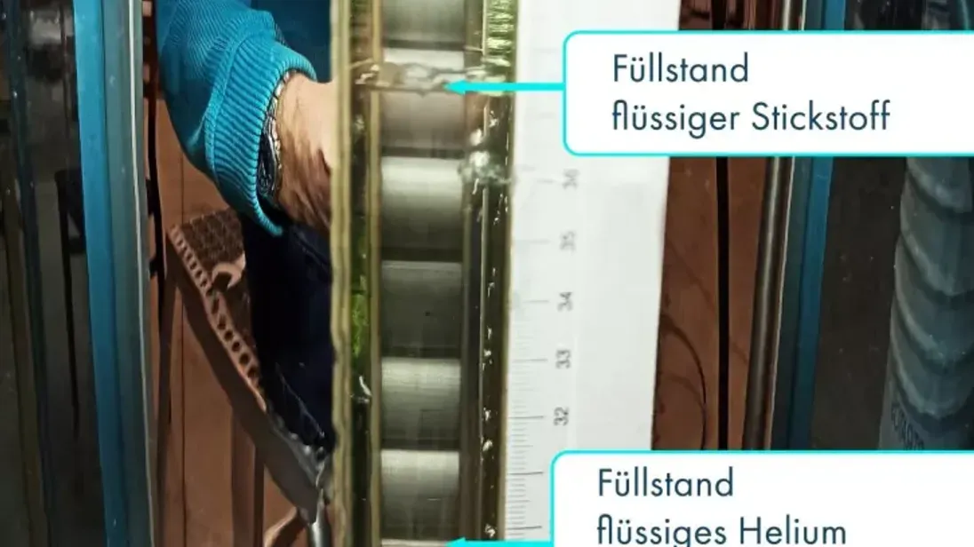 Aufgrund des geringen Dichteunterschiedes zwischen flüssigem und gasförmigem Helium ist dessen Füllstand nur schwer zu sehen, im Glaskryostat des ILK Dresden jedoch zu erkennen. Helium siedet bei – 296 °C, 4 Grad über dem absoluten Nullpunkt.