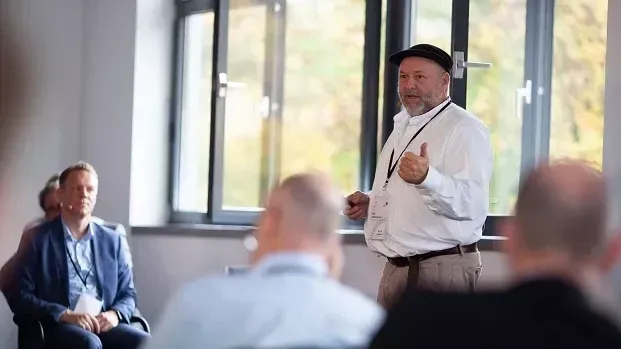 Wie ein Seefrachtcontainer zu einem nachhaltigen Wohnmodul wird, erklärte Ivan Mallinowski (Containerwerk) den Besuchern des Industrietags.