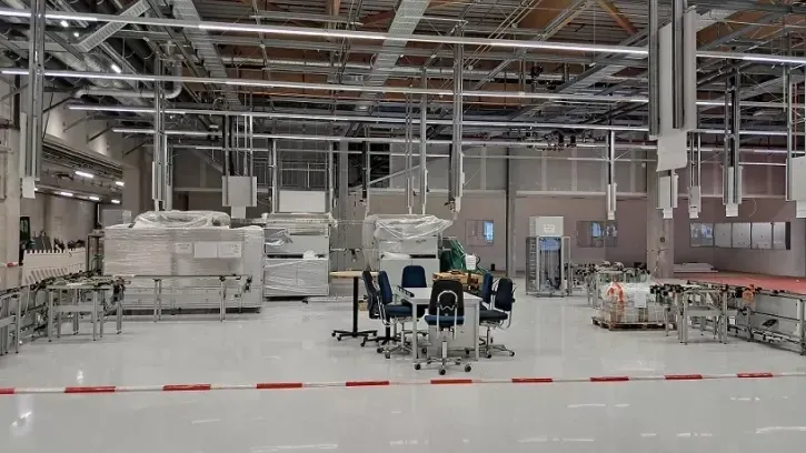 Am neuen Standort werden die Maschinen positioniert und ausgepackt.