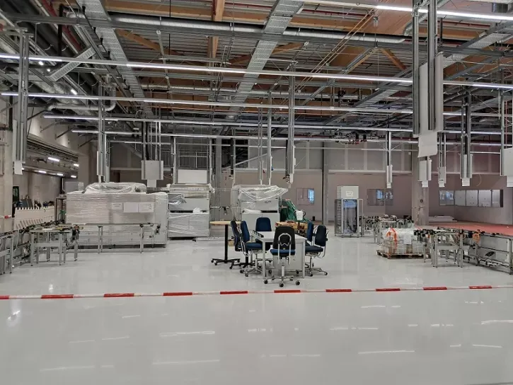 Am neuen Standort werden die Maschinen positioniert und ausgepackt.