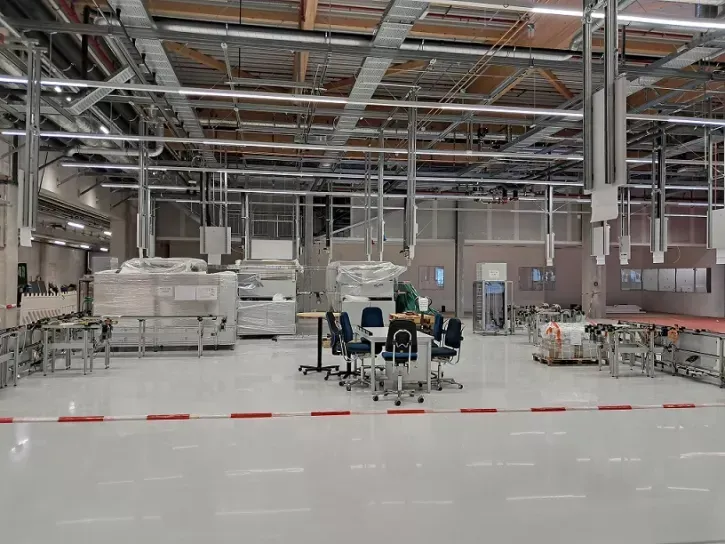 Am neuen Standort werden die Maschinen positioniert und ausgepackt.