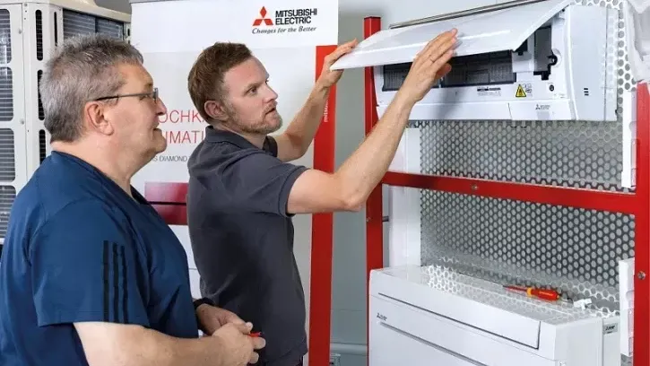 Die Grundlagenschulung Luft/Luft-Wärmepumpen bietet fundiertes Wissen über die Grundlagen und den sicheren Umgang mit der Luft/Luft-Technologie, um Fachhandwerkspartner optimal auf aktuelle und zukünftige Anforderungen vorzubereiten.