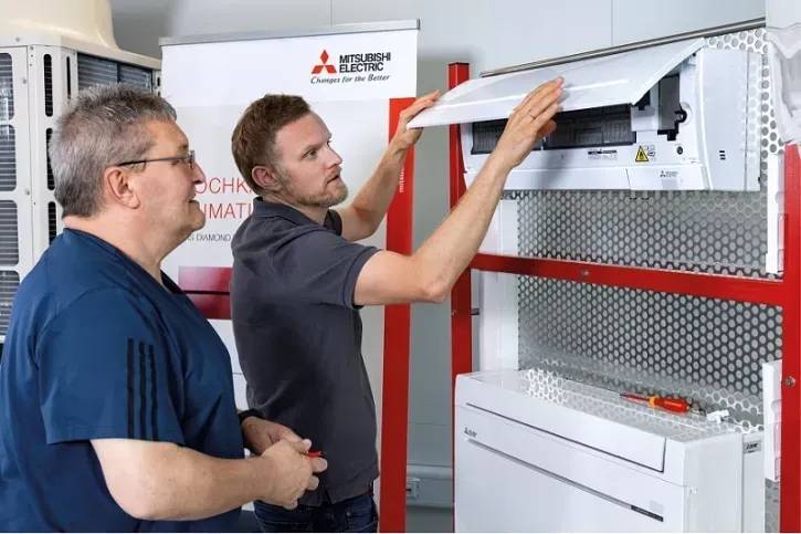 Die Grundlagenschulung Luft/Luft-Wärmepumpen bietet fundiertes Wissen über die Grundlagen und den sicheren Umgang mit der Luft/Luft-Technologie, um Fachhandwerkspartner optimal auf aktuelle und zukünftige Anforderungen vorzubereiten.