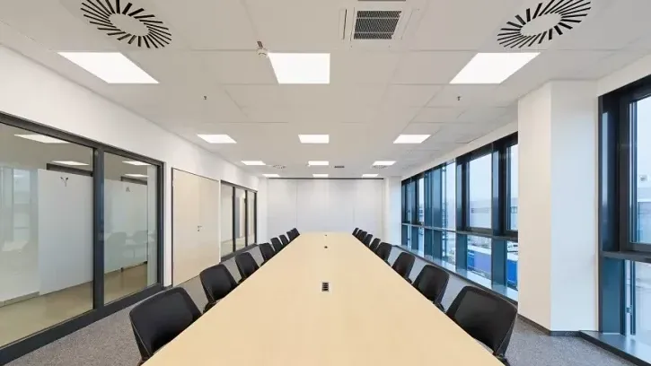 Die Büro- und Aufenthaltsbereiche werden mit Klimaaußengeräten der PUMY-Baureihe und 53 4-Wege-Deckenkassetten in unterschiedlichen Leistungsgrößen aus der City Multi-Serie klimatisiert.