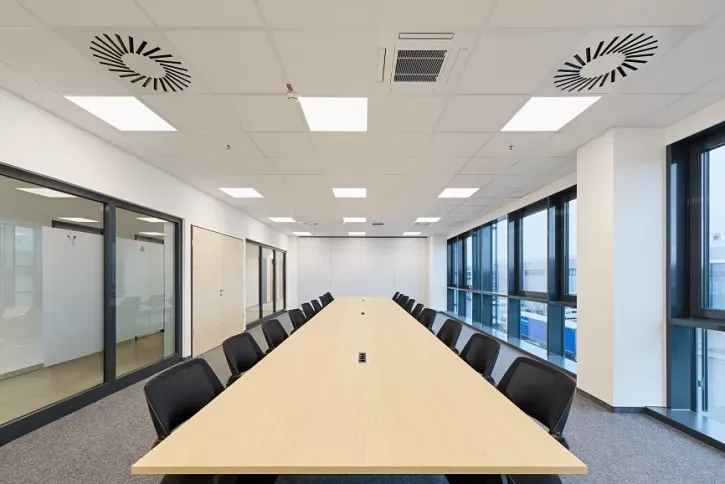 Die Büro- und Aufenthaltsbereiche werden mit Klimaaußengeräten der PUMY-Baureihe und 53 4-Wege-Deckenkassetten in unterschiedlichen Leistungsgrößen aus der City Multi-Serie klimatisiert.